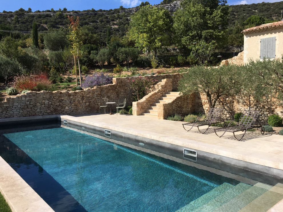 Источник вдохновения для домашнего уюта: прямоугольный бассейн в средиземноморском стиле
