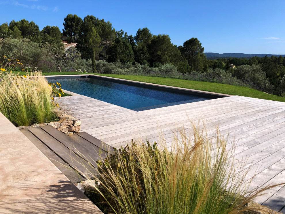 Modelo de piscina mediterránea grande rectangular con entablado