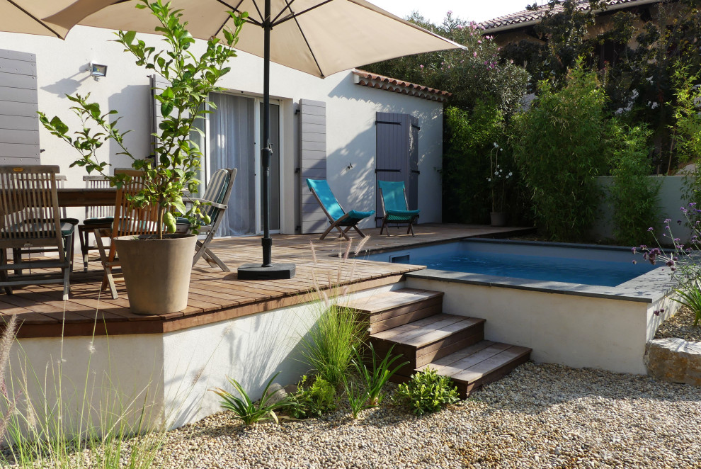 Пример оригинального дизайна: маленький бассейн произвольной формы на заднем дворе в современном стиле для на участке и в саду