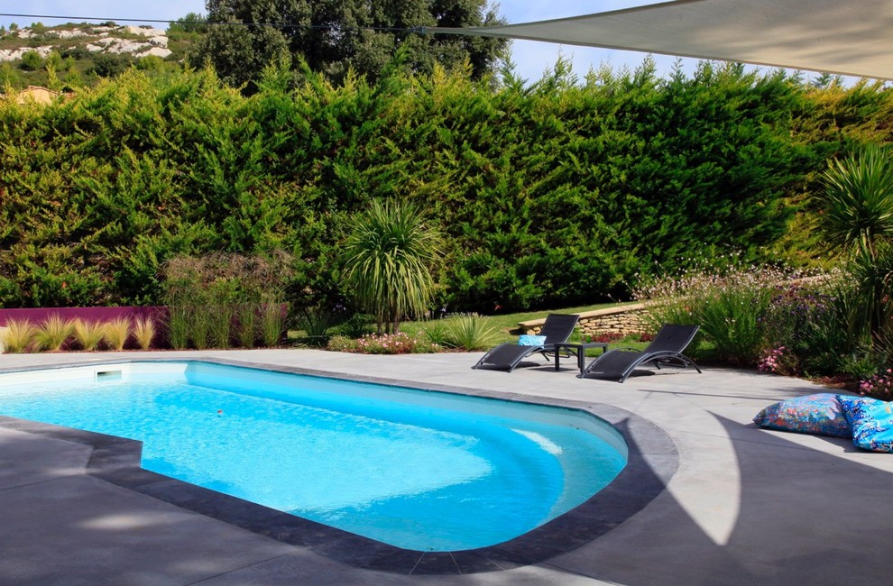 Inspiration pour une piscine méditerranéenne de taille moyenne.