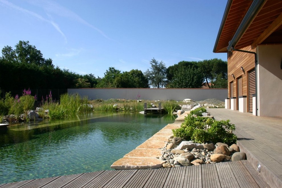 Photo of a rural swimming pool in Toulouse.