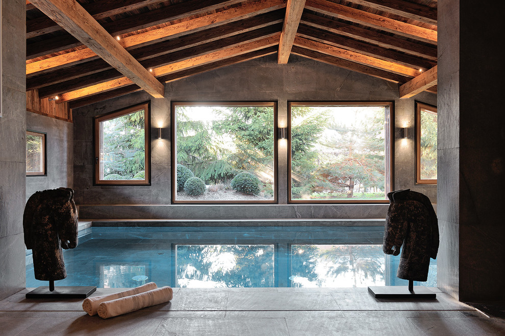 Idée de décoration pour une grande piscine intérieure chalet rectangle.