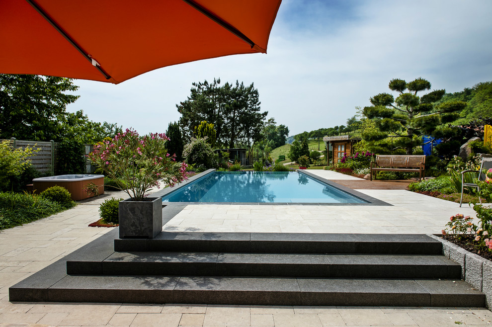 Esempio di una piscina tradizionale rettangolare di medie dimensioni e dietro casa