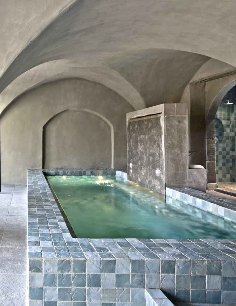 Идея дизайна: прямоугольный бассейн среднего размера в доме в стиле неоклассика (современная классика) с джакузи и покрытием из каменной брусчатки