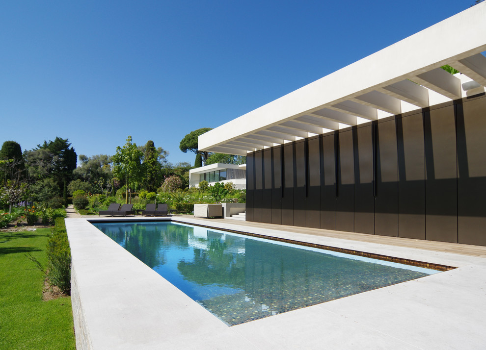 Ispirazione per una piscina monocorsia minimalista rettangolare