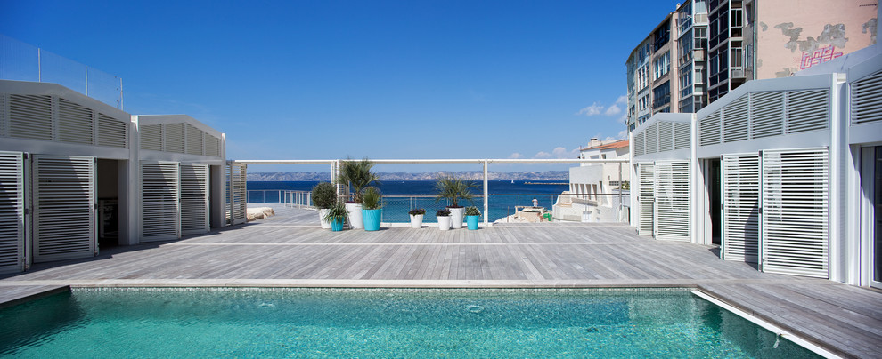 Foto di una grande piscina costiera rettangolare dietro casa con pedane