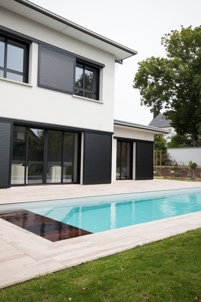 Design ideas for a medium sized modern front rectangular lengths swimming pool in Le Havre.