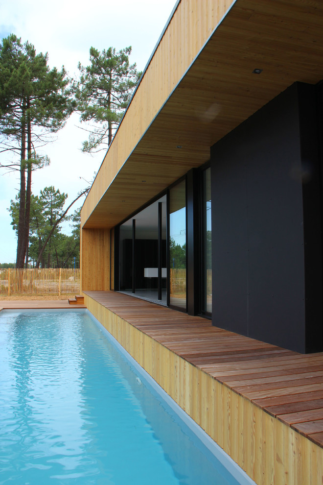 Photo of a contemporary swimming pool in Bordeaux.