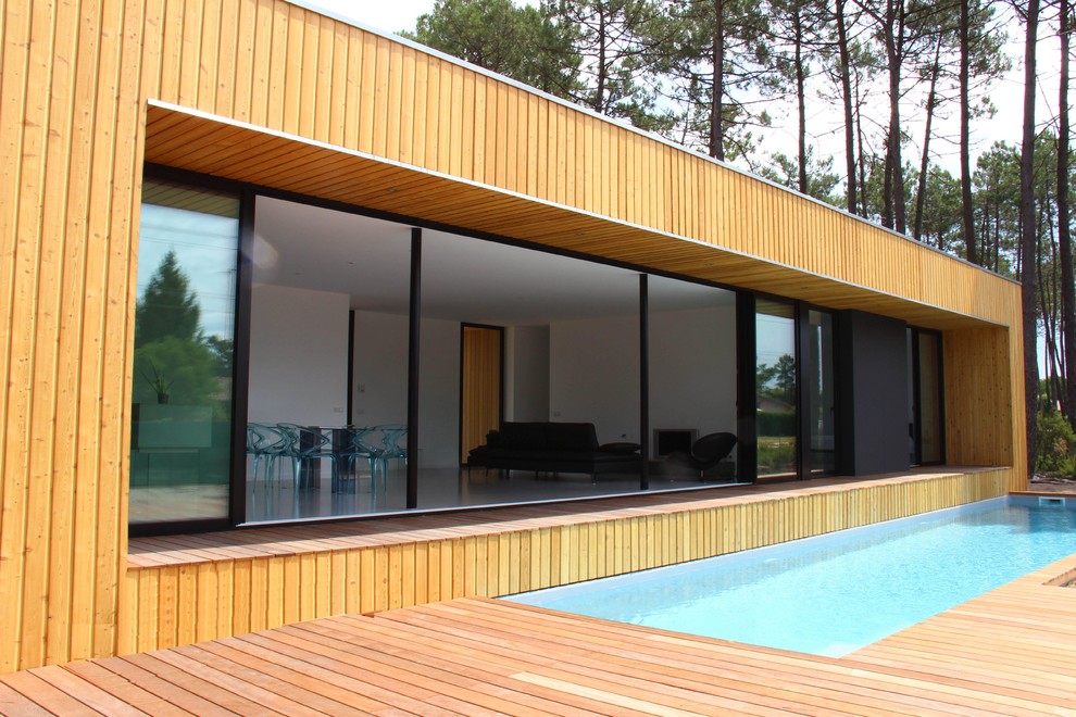 Contemporary swimming pool in Bordeaux.