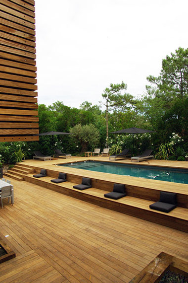 Inspiration for a contemporary pool remodel in Bordeaux