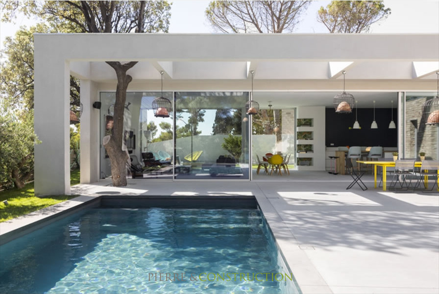 Ispirazione per una piscina minimal rettangolare di medie dimensioni e davanti casa con lastre di cemento