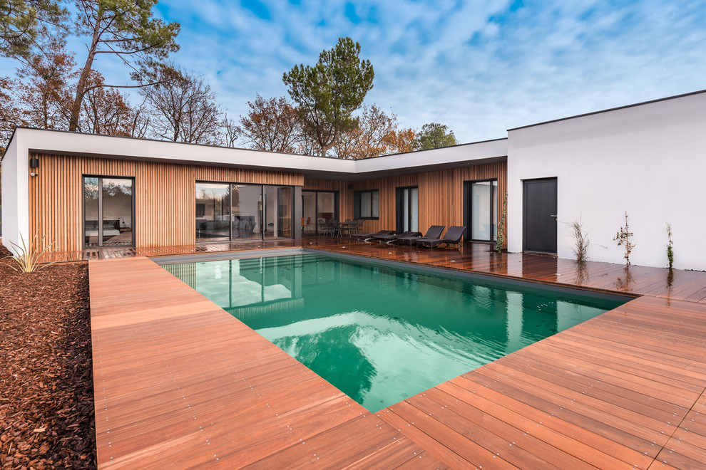 Источник вдохновения для домашнего уюта: прямоугольный бассейн в современном стиле с настилом