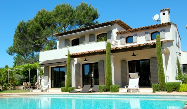 Foto de casa de la piscina y piscina infinita costera de tamaño medio en patio delantero con losas de hormigón