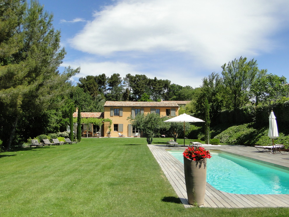 Imagen de piscina mediterránea rectangular en patio delantero con entablado