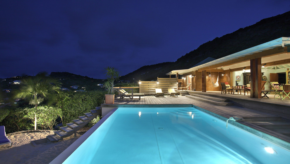 Großer Moderner Pool hinter dem Haus in rechteckiger Form mit Dielen in Nizza