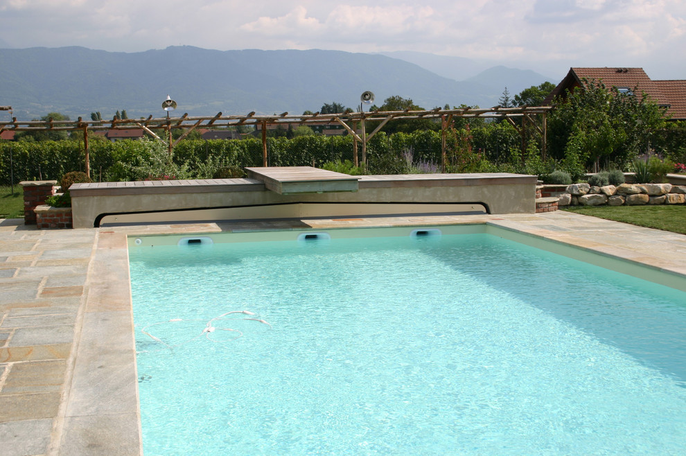 This is an example of a contemporary swimming pool in Lyon.
