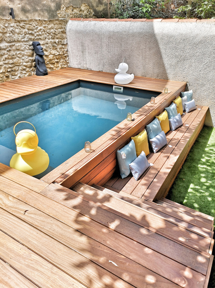 На фото: маленький наземный, прямоугольный бассейн на внутреннем дворе в современном стиле с настилом для на участке и в саду с