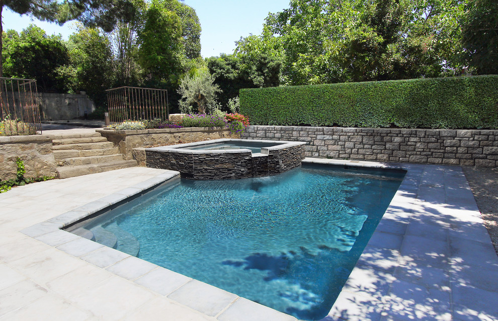Идея дизайна: маленький прямоугольный бассейн в классическом стиле с джакузи и покрытием из каменной брусчатки для на участке и в саду