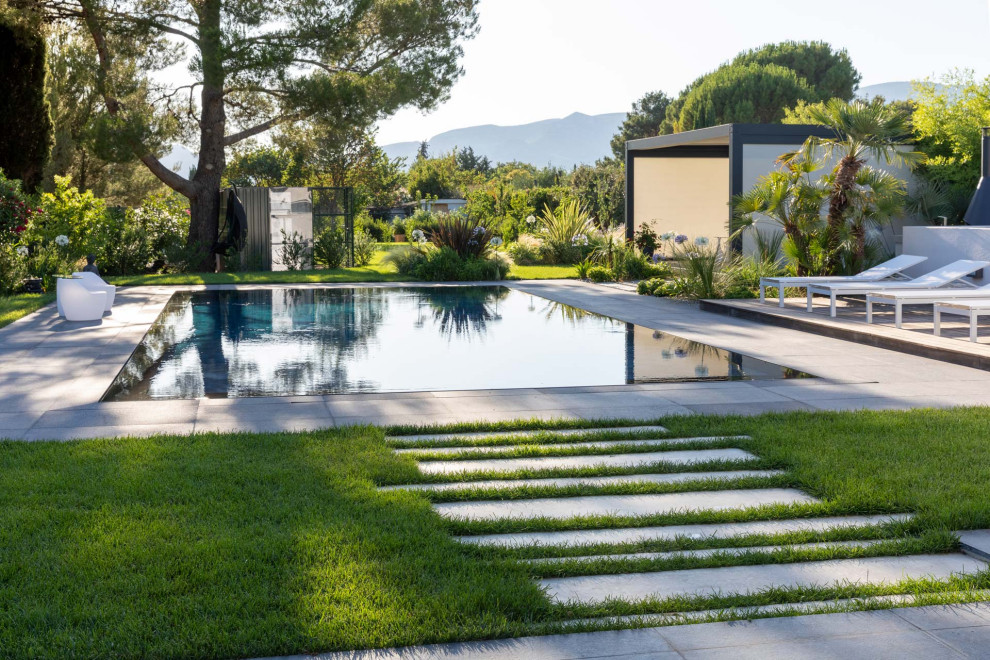 Großer, Gefliester Moderner Pool hinter dem Haus in rechteckiger Form in Sonstige
