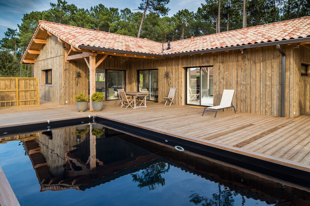 Idées déco pour une piscine méditerranéenne rectangle avec une terrasse en bois.