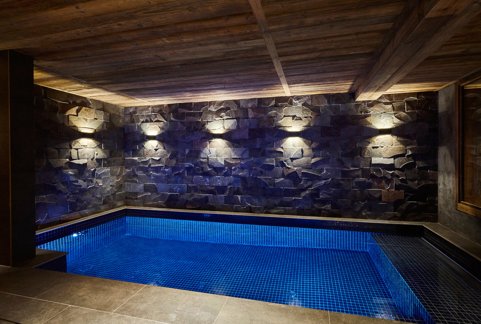 Foto di una piscina coperta stile rurale rettangolare di medie dimensioni con pavimentazioni in pietra naturale