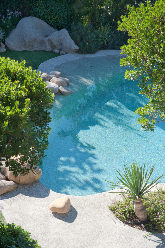Esempio di una piscina mediterranea