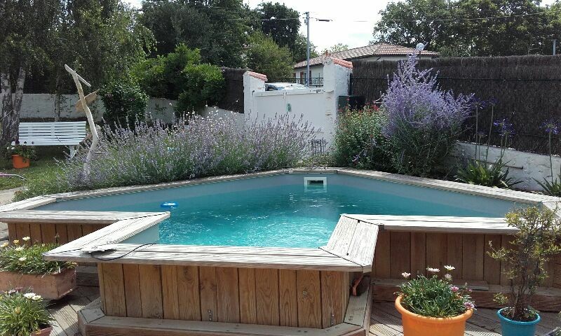Foto di una piccola piscina monocorsia mediterranea personalizzata con pedane