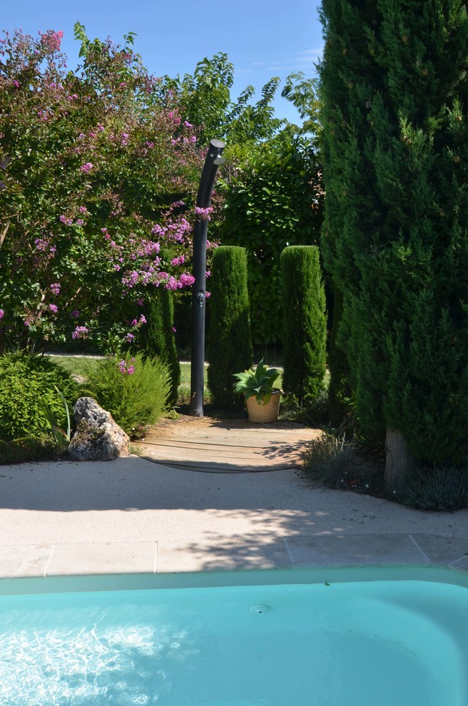 Example of a large trendy front yard decomposed granite and kidney-shaped pool design in Marseille