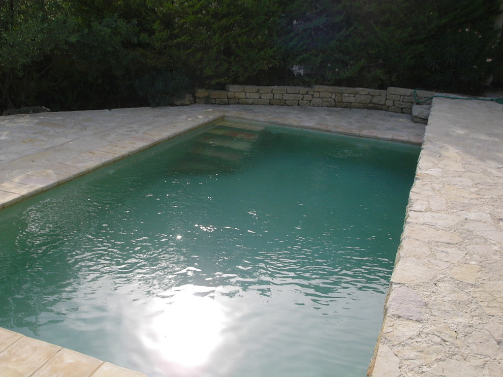 Inspiration pour une petite piscine méditerranéenne avec un toboggan.