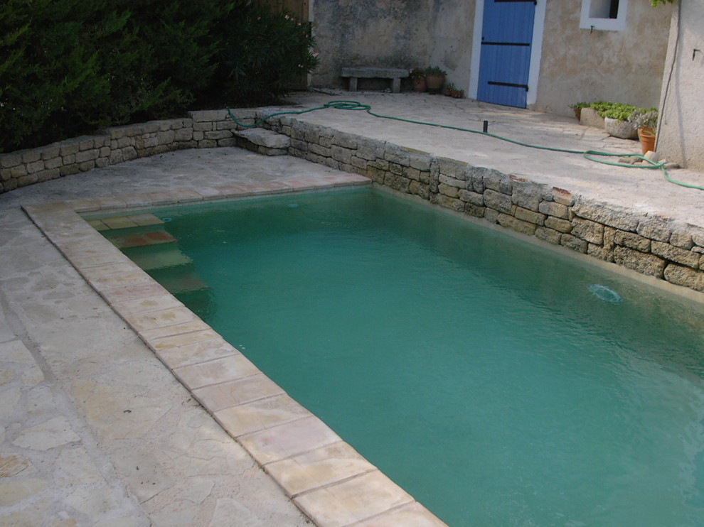 Inspiration for a small mediterranean water slide remodel in Marseille