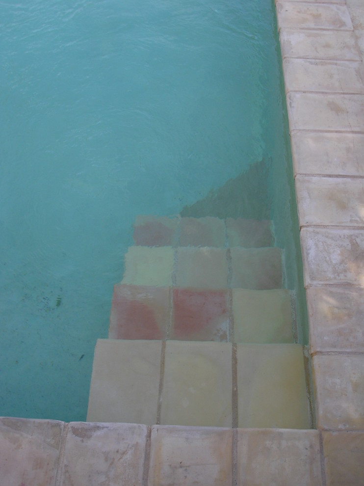 Ispirazione per una piccola piscina mediterranea con un acquascivolo