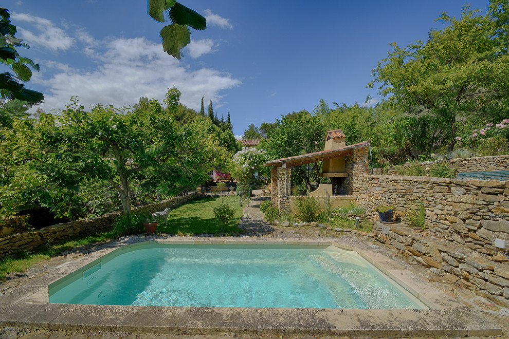 Пример оригинального дизайна: прямоугольный бассейн среднего размера на заднем дворе в средиземноморском стиле с покрытием из плитки