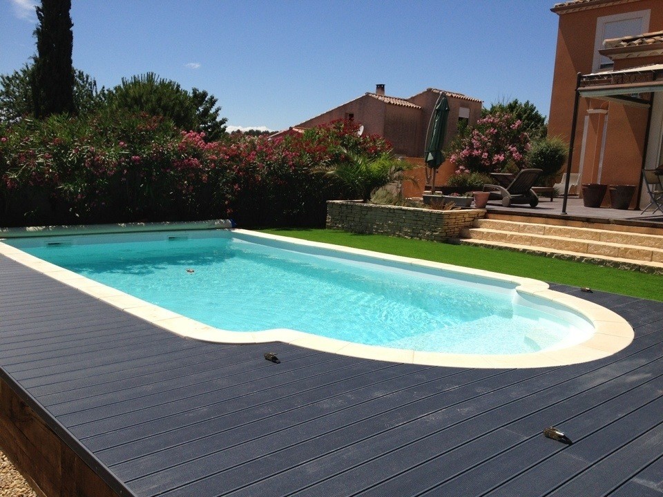 Cette photo montre une piscine moderne de taille moyenne avec une terrasse en bois.
