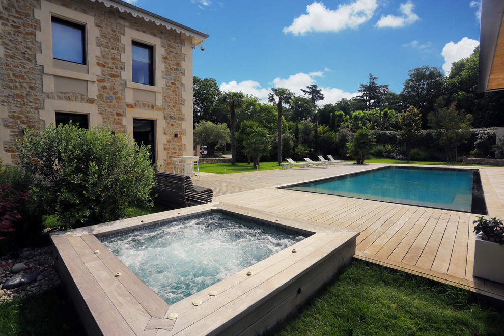Diseño de piscinas y jacuzzis contemporáneos grandes rectangulares con entablado