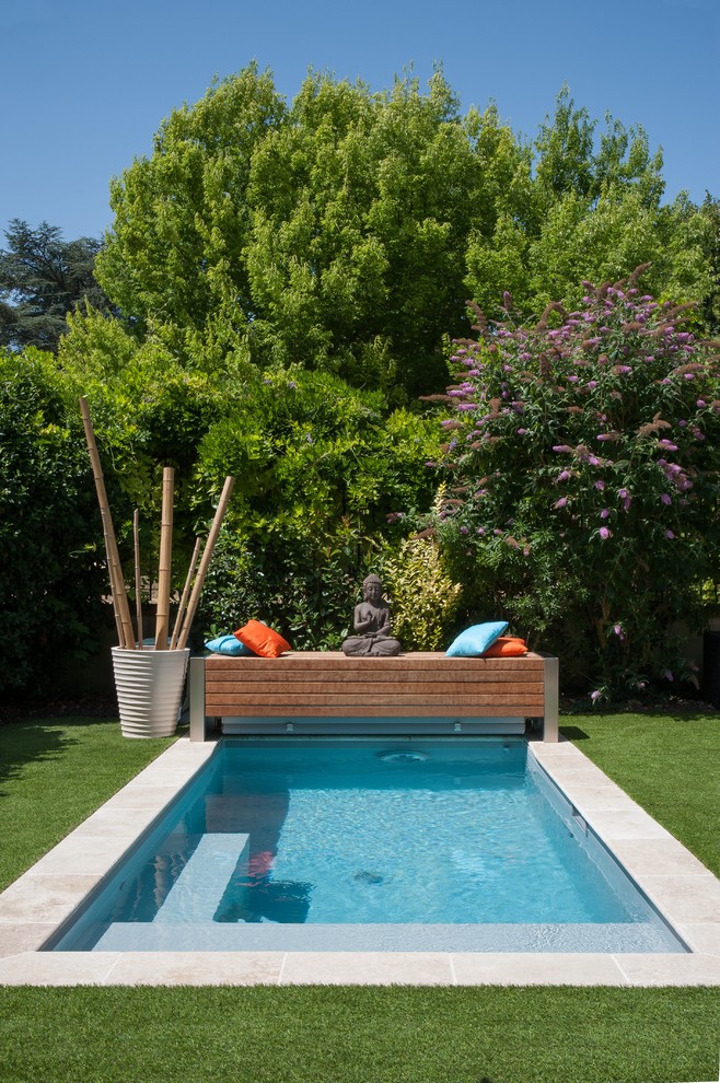Идея дизайна: маленький прямоугольный бассейн в современном стиле для на участке и в саду