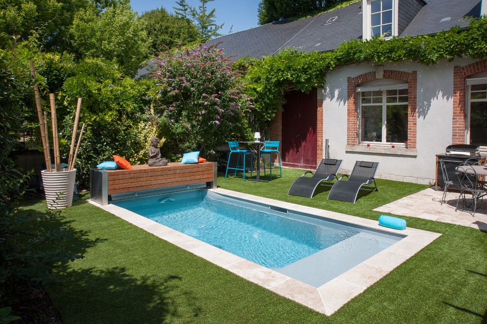 Идея дизайна: маленький прямоугольный бассейн в современном стиле для на участке и в саду