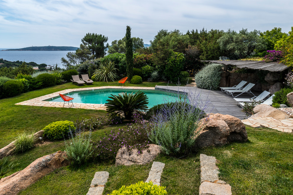 Стильный дизайн: бассейн произвольной формы, среднего размера на заднем дворе в морском стиле с покрытием из каменной брусчатки - последний тренд