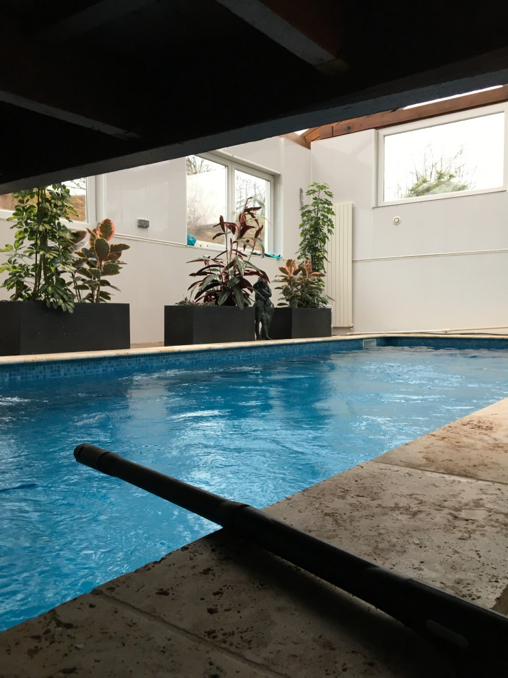 Exemple d'une piscine tendance de taille moyenne.