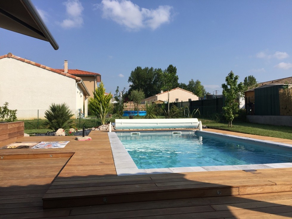 Cette photo montre un Abris de piscine et pool houses moderne de taille moyenne et rectangle avec une terrasse en bois.