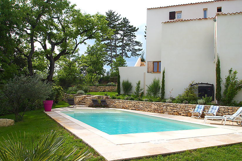 Immagine di una piscina monocorsia mediterranea rettangolare di medie dimensioni e in cortile