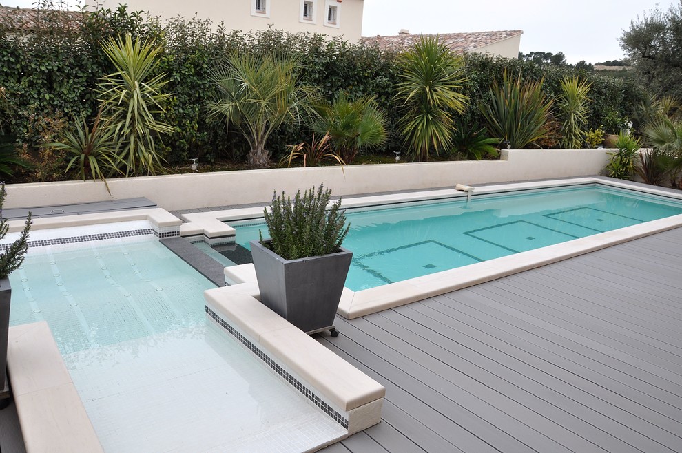 Geräumiger Moderner Pool in rechteckiger Form mit Dielen in Marseille