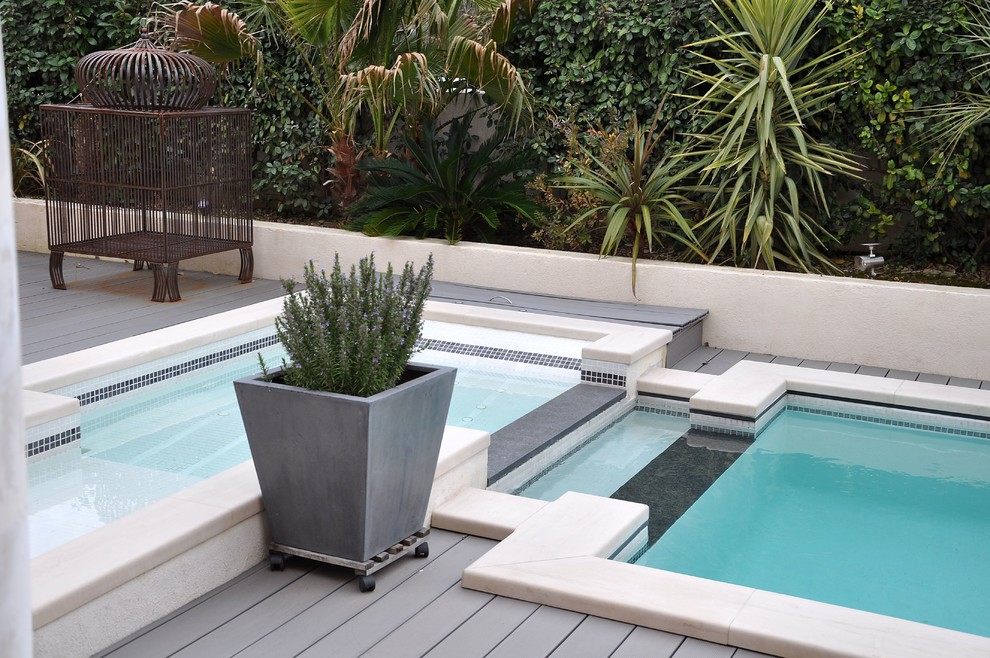 Foto de piscinas y jacuzzis alargados actuales extra grandes rectangulares en patio delantero con entablado