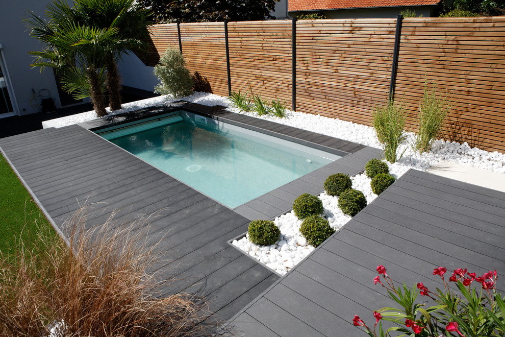 Pool - modern rectangular pool idea in Nantes
