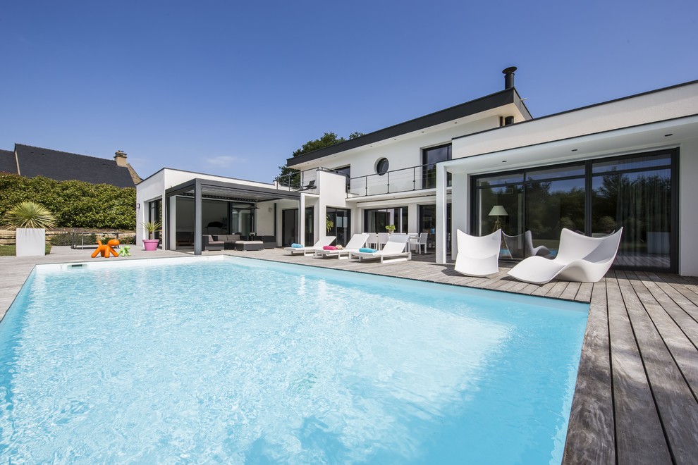 Large minimalist rectangular pool photo in Nantes