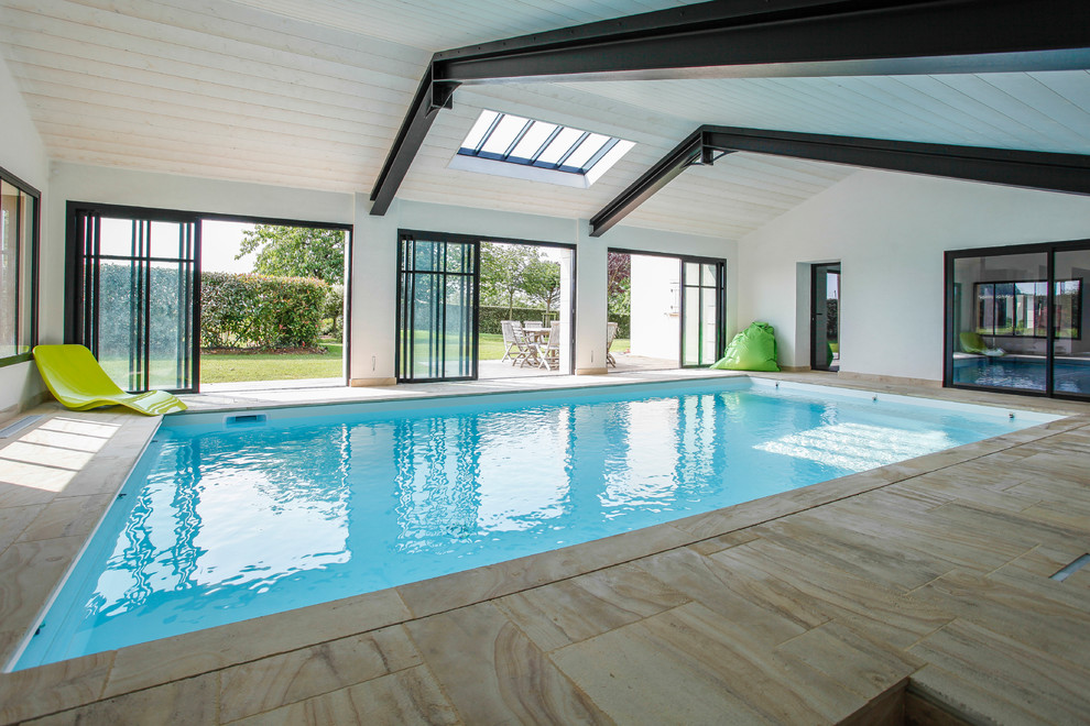 Пример оригинального дизайна: прямоугольный бассейн в доме в стиле модернизм