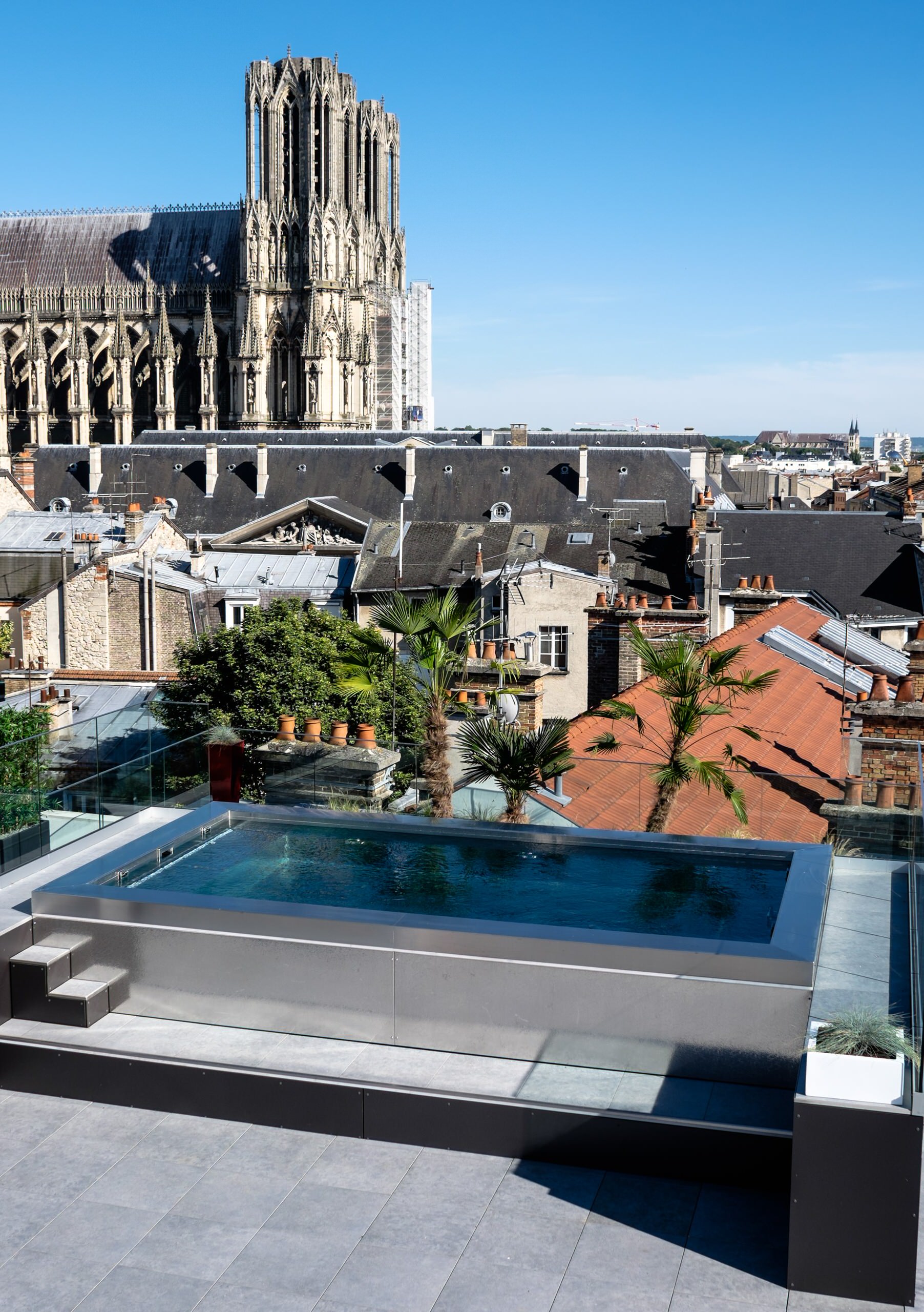 Ein Swimmingpool aus Edelstahl – über den Dächern von Reims