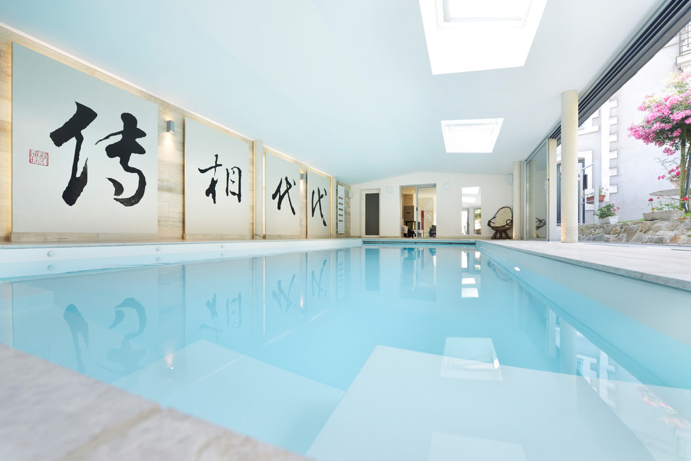 Inspiration for a zen indoor rectangular pool remodel in Nantes