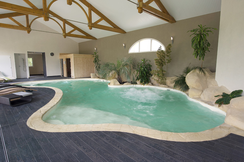 Esempio di una piscina coperta naturale stile marinaro personalizzata di medie dimensioni con piastrelle