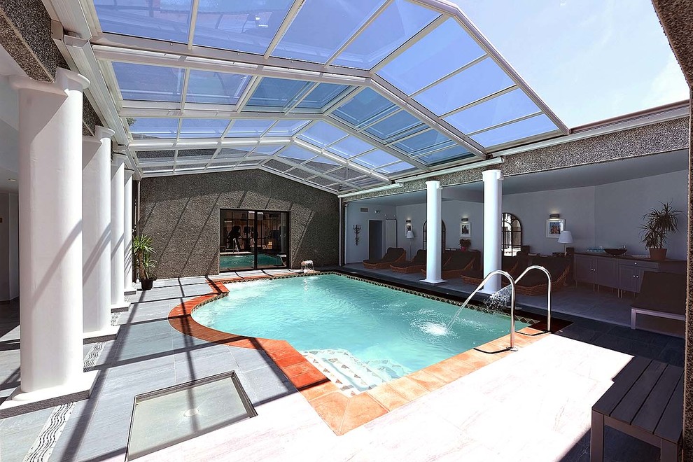 Inspiration pour une piscine intérieure design de taille moyenne et rectangle avec du carrelage.