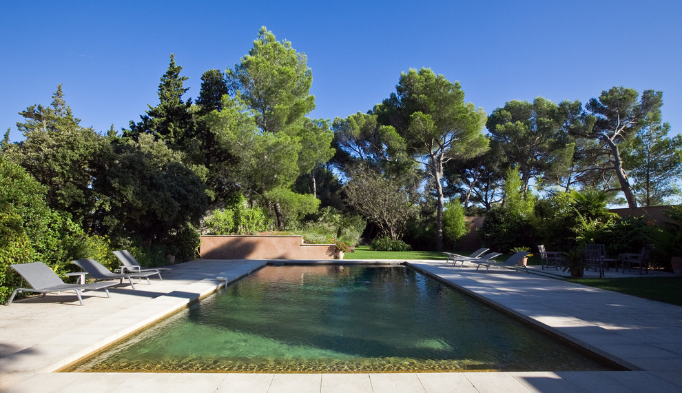Источник вдохновения для домашнего уюта: большой прямоугольный, спортивный бассейн в средиземноморском стиле с покрытием из плитки